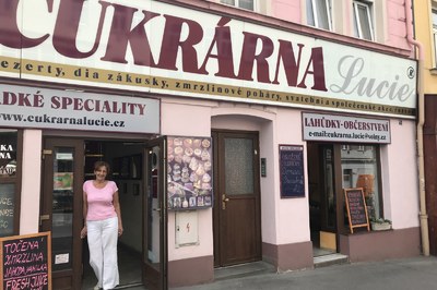 Cukrárna s tradicí: Lucie Zrucká podniká na Žižkově 27 let. Plán a tempo oprav Husitské ji zaráží