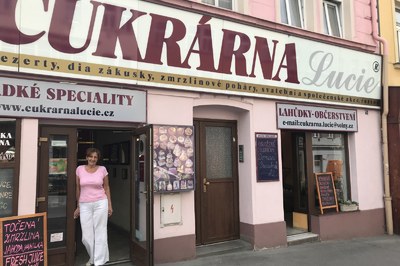 Cukrárna s tradicí: Lucie Zrucká podniká na Žižkově 27 let. Plán a tempo oprav Husitské ji zaráží