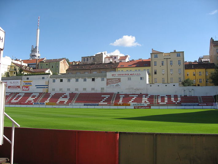 Stadion FKVŽ

Zdroj: https://commons.wikimedia.org/wiki/File:FK_Viktoria_%C5%BDi%C5%BEkov.jpg