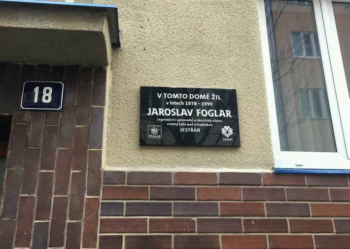 Pamětní deska pro Jaroslava Foglara na Praze 3