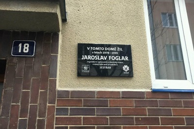 Pamětní deska pro Jaroslava Foglara na Praze 3