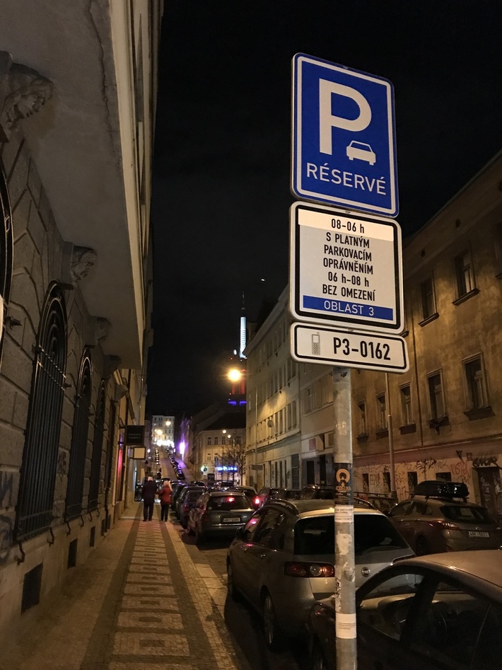 Parkování na trojce: Modrá zóna zfialoví. Rezidenti ale zaparkují i na návštěvnických místech